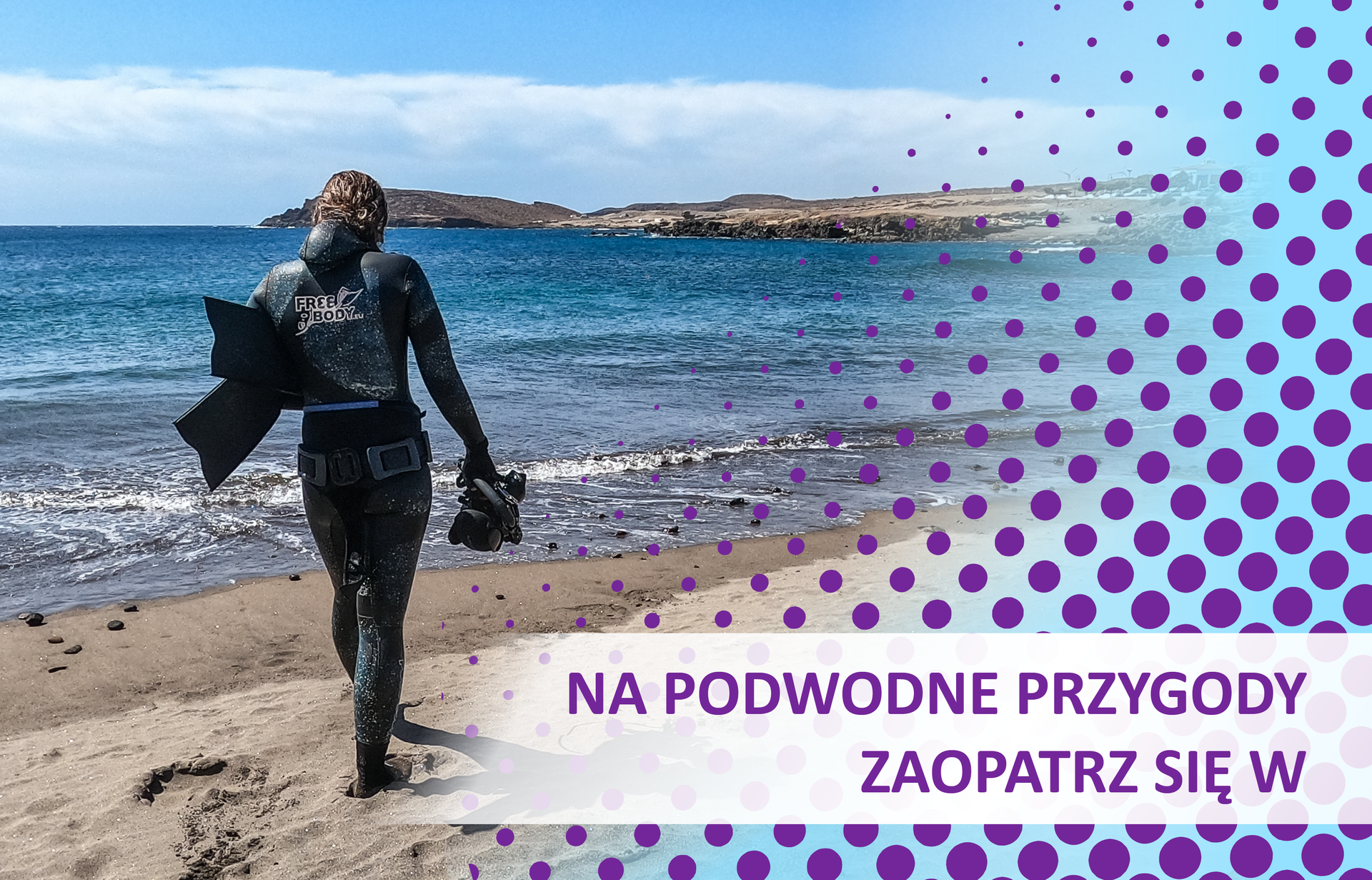 na plaży freediver idzie w kierunku morza niosąc płetwy i inny sprzęt hasło "na podwodne przygody zaopatrz się w":