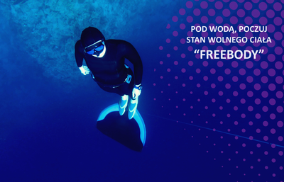 Freediver w monopłetwie nad głębią oceanu